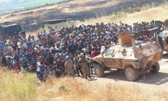 Ο τουρκικός στρατός άνοιξε πυρ για να διαλύσει πλήθος Σύρων που ήθελαν να εισέλθουν στην Τουρκία