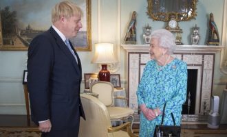 Τη συμπάθειά της στον «ανίκανο» Βρετανό υπουργό Υγείας εξέφρασε η Βασίλισσα Ελισάβετ