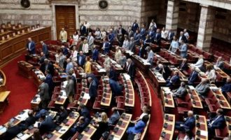 Ένταση στη Βουλή – Αποχώρησαν όλα τα κόμματα της δημοκρατικής παράταξης – Μόνη έμεινε η δεξιά