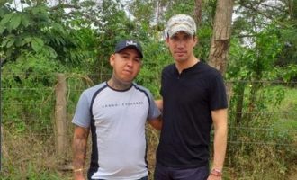 Διέρρευσαν φωτογραφίες του Γκουάιντο με μέλη ένοπλης κολομβιανής συμμορίας