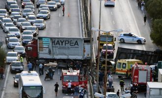 Νταλίκα ανατράπηκε στην Αθηνών-Κορίνθου – Τρεις τραυματίες (βίντεο)
