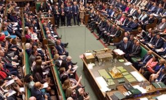 Δεύτερη ήττα σε 24 ώρες για Τζόνσον – Η Βουλή μπλοκάρει το Brexit χωρίς συμφωνία