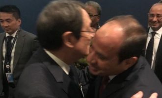 Φιλιούνται αγκαλιάζονται ο Αναστασιάδης με τον Αλ Σίσι – Τα βλέπει ο Τούρκος και «βράζει»