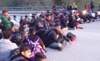 Πρόσφυγες και μετανάστες απέκλεισαν δρόμο στον Έβρο