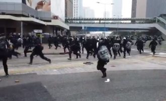 Η Αστυνομία επιτέθηκε πλευρικά στους διαδηλωτές τρέποντάς τους σε φυγή (βίντεο)