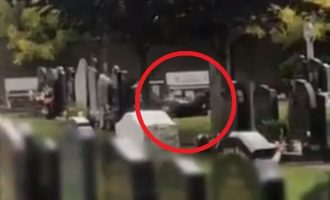 Ζευγάρι στην Ιρλανδία «το έκανε» στο νεκροταφείο – Τους «τράβηξε» επισκέπτρια τάφου (βίντεο)