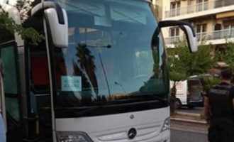 Τρόμος στην Αθήνα: Οδηγός ΙΧ πυροβόλησε τουριστικό λεωφορείο για την προτεραιότητα
