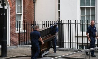 Η Βρετανία φλέγεται και ο Τζόνσον πήρε πιάνο στην πρωθυπουργική κατοικία