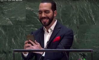Ο πρόεδρος του Ελ Σαλβαδόρ τράβηξε σέλφι πριν την ομιλία του στον ΟΗΕ (βίντεο)