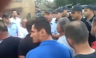 Βόρεια Μακεδονία: Συνελήφθησαν χωριάτες που κυμάτιζαν σημαίες με τον Ήλιο της Βεργίνας