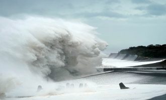 Τρόμος στην Ιαπωνία: Φονικό πέρασμα του τυφώνα «Χαγκίμπις»