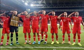 Τούρκοι διεθνείς ποδοσφαιριστές χαιρετούν στρατιωτικά υπέρ της εισβολής στη Συρία