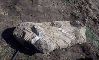 Αλέτρι στην Ελασσόνα ξέθαψε αρχαίο ακέφαλο άγαλμα