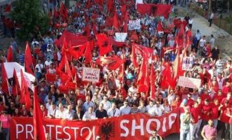 Στην Αλβανία ακροδεξιοί καλούν για φασαρίες στα σύνορα εν όψει 28ης Οκτωβρίου