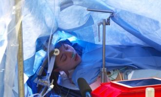 Πρωτοφανές: Γιατροί έκαναν εγχείρηση εγκεφάλου σε ζωντανή μετάδοση μέσω Facebook