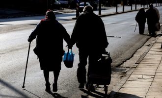 Eurostat: To 31,8% των Ελλήνων απειλείται από τη φτώχεια