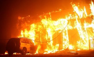 Φωτιά απειλεί σπίτια πλουσίων στην Καλιφόρνια