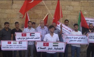 Παλαιστίνιοι διαδηλώνουν υπέρ της σφαγής των Κούρδων από την Τουρκία