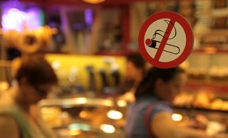Η Αυστρία κόβει το κάπνισμα σε εστιατόρια και μπαρ
