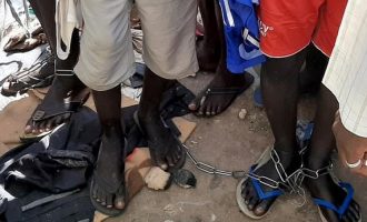 Έδεναν με αλυσίδες και βίαζαν εκατοντάδες αγόρια σε σχολείο της Νιγηρίας