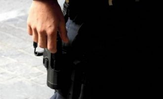 Αστυνομικός άφησε το όπλο του σε μπαρ στην Ακρόπολη και δεν το αναζήτησε
