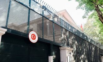 Αντιεξουσιαστές έκαναν «ντου» στο τουρκικό προξενείο στη Θεσσαλονίκη