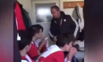 Τούρκος προπονητής «μοιράζει» χαστούκια στους παίκτες του (βίντεο)