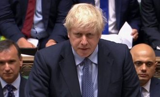 Η βρετανική Βουλή ενέκρινε τη διεξαγωγή πρόωρων εκλογών τον Δεκέμβριο