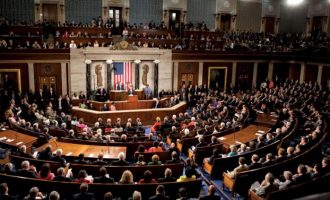 Η αμερικανική Βουλή ψηφίζει την παραπομπή του Τραμπ σε δίκη στη Γερουσία