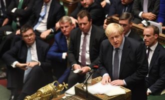 Στάση αναμονής από την Ε.Ε. για το Brexit όσο ο Μπόρις Τζόνσον συζητεί με το κοινοβούλιο