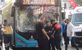 Τρόμος στην Κωνσταντινούπολη: Οδηγός λεωφορείου έπεσε πάνω σε πλήθος (βίντεο)