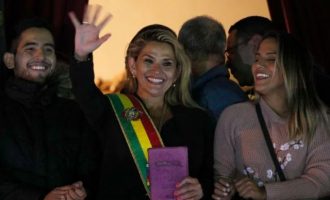 Η Τζανίνε Άνιες αυτοανακηρύχθηκε μεταβατική πρόεδρος της Βολιβίας
