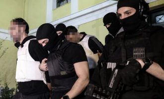«Επαναστατική Αυτοάμυνα»: Ποινική δίωξη για τρία κακουργήματα και πέντε πλημμελήματα