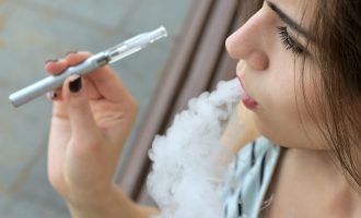 Με παρέμβαση Τραμπ αυξάνεται στα 21 η ηλικία νόμιμης χρήσης του ηλεκτρονικού τσιγάρου