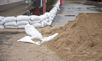 Η Χίος «οχυρώνεται» με σακιά άμμου για να αντιμετωπίσει την κακοκαιρία που πλησιάζει