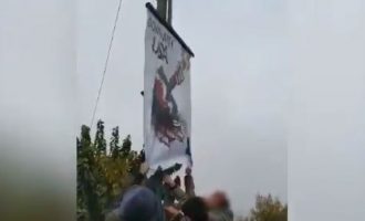 Ιρανοί διαδηλωτές ξηλώνουν αφίσα που γράφει «θάνατος στην Αμερική» (βίντεο)