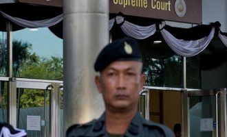 Κατηγορούμενος πρώην αστυνομικός σκότωσε δύο μέσα σε δικαστήριο της Ταϊλάνδης