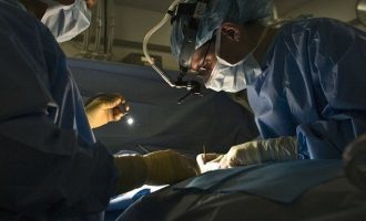Ινδοί χειρουργοί αφαίρεσαν νεφρό-γίγας από ασθενή (φωτο)