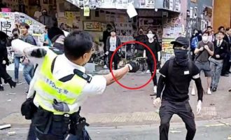 Χονγκ Κονγκ: Αστυνομικός πυροβόλησε διαδηλωτή στο στήθος (βίντεο)