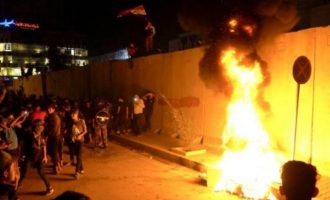 Ιρακινοί διαδηλωτές εισέβαλαν στο Προξενείο του Ιράν στην Καρμπάλα