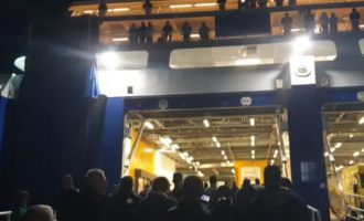 Κως: Δήμαρχος και κάτοικοι στο λιμάνι για να εμποδίσουν μεταφορά μεταναστών (βίντεο)