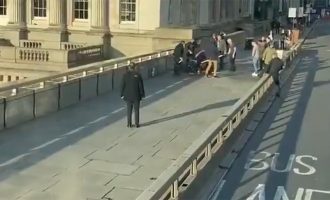 Τρόμος στο Λονδίνο: Αστυνομικοί πυροβόλησαν άγνωστο που επιτέθηκε με μαχαίρι σε πολίτες (βίντεο)