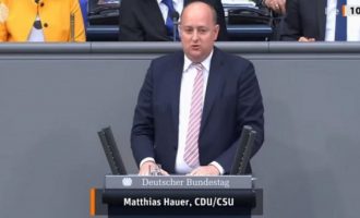 Βουλευτής της Μέρκελ «κατέρρευσε» την ώρα που μίλαγε στη Βουλή (βίντεο)