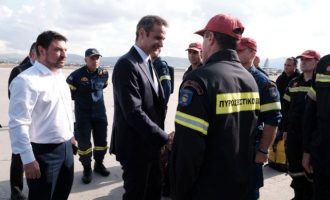 Ο Μητσοτάκης χαιρέτησε τους διασώστες της ΕΜΑΚ πριν φύγουν για Αλβανία