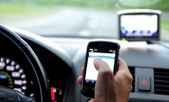 Πρόστιμο 230 ευρώ αν ακουμπήσεις το κινητό ενώ οδηγείς – Δείτε πού
