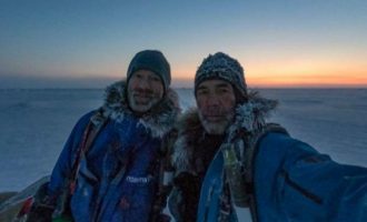 Δύο εξερευνητές δεν μπορούν να διασχίσουν τον Βόρειο Πόλο με σκι διότι ο πάγος είναι λεπτός