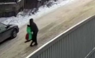 H στιγμή που ένας παιδεραστής αρπάζει 9χρονη στη Ρωσία (βίντεο)