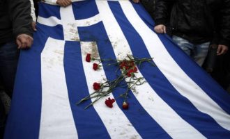 Πηγές ΠΑΣΠ διαψεύδουν ότι παρέδωσαν τη σημαία του Πολυτεχνείου στον ΣΥΡΙΖΑ