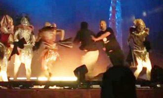 Σαουδάραβας μαχαίρωσε τρεις ηθοποιούς σε παράσταση στο Ριάντ