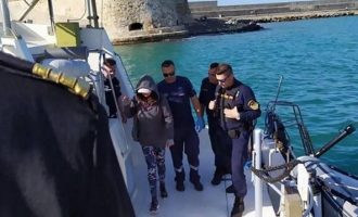 Πώς σώθηκε η τουρίστρια που ήταν παγιδευμένη μεσοπέλαγα μέσα σε βάρκα
